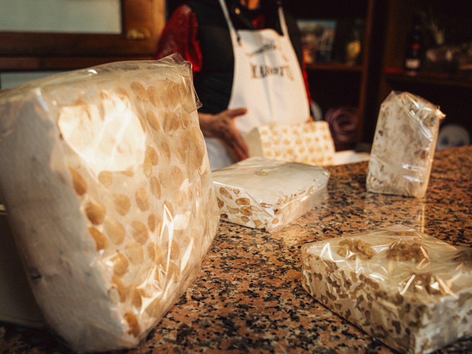 Lavorazione del torrone artigianale a Tonara