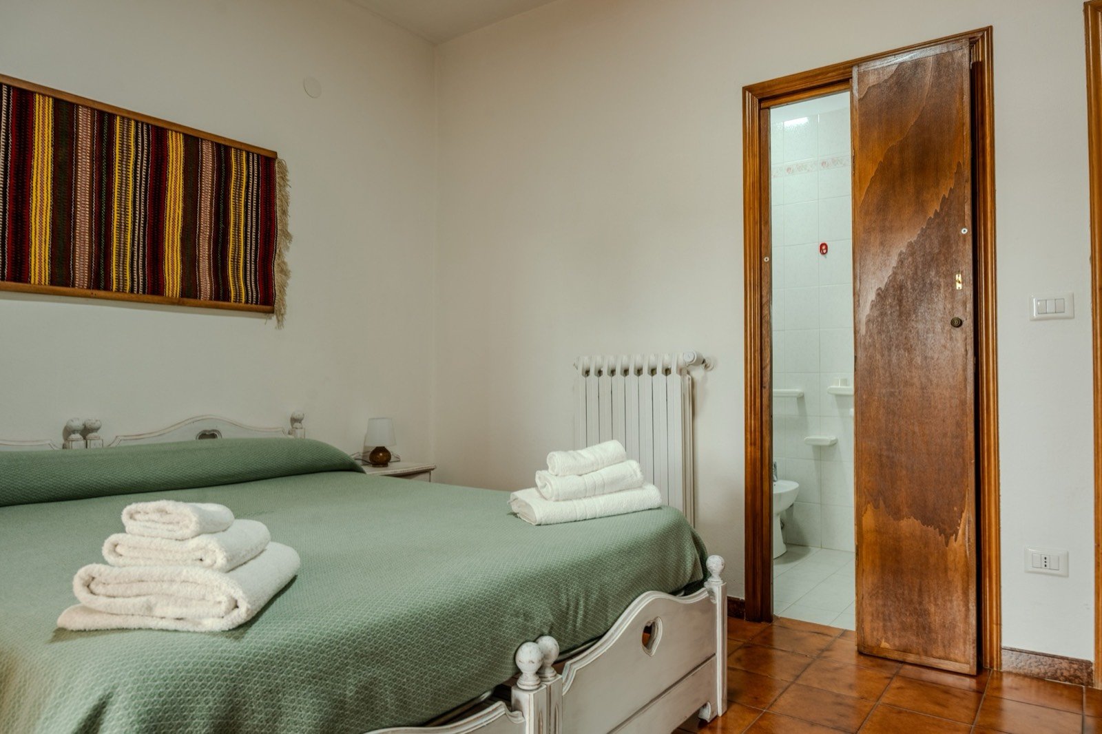Camera 102 doppia — B&B Sorelle Carboni a Tonara, Sardegna (foto 1)
