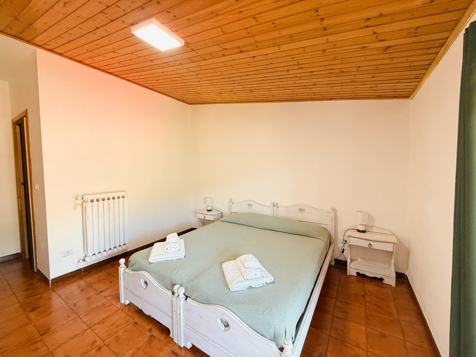 Camera 201 doppia con letti — B&B Sorelle Carboni a Tonara, Sardegna (foto 4)