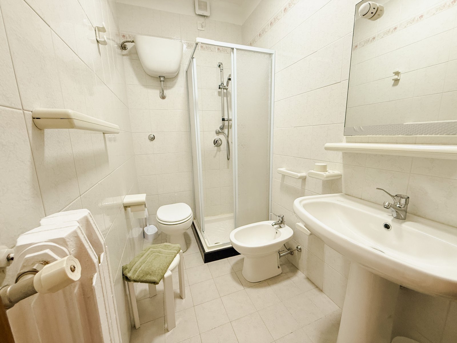 Camera 201 — bagno privato con doccia, B&B Sorelle Carboni a Tonara, Sardegna (foto 5)