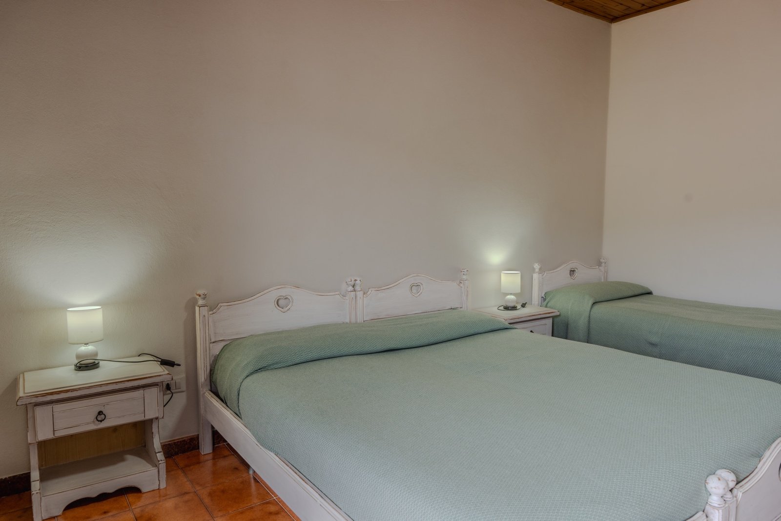 Camera 205 tripla — B&B Sorelle Carboni a Tonara, Sardegna (foto 3)