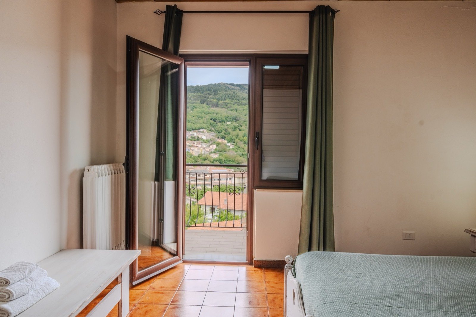 Camera 205 tripla — B&B Sorelle Carboni a Tonara, Sardegna (foto 4)