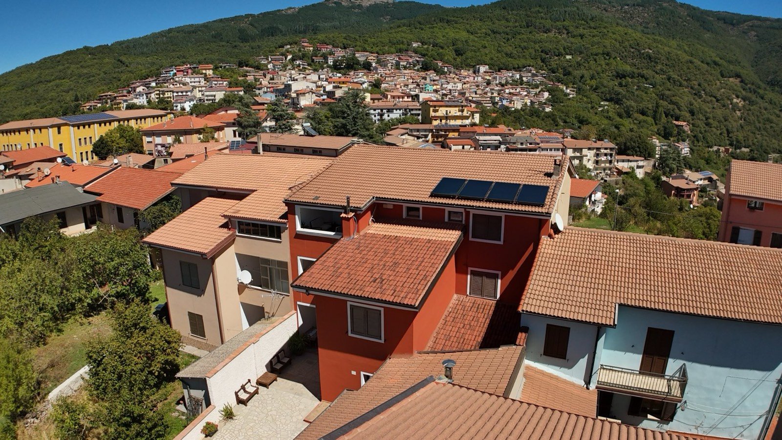 Vista del borgo di Tonara nel cuore della Sardegna, Gennargentu